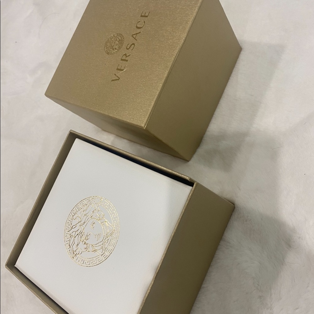 Women’s Versace watch - Picture 4 of 6